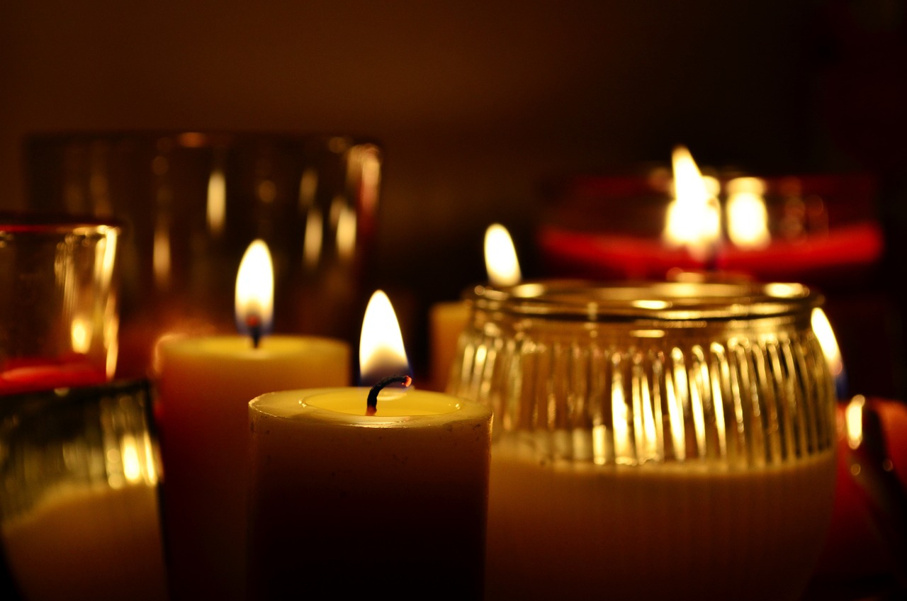 Des bougies blanches allum&eacute;es