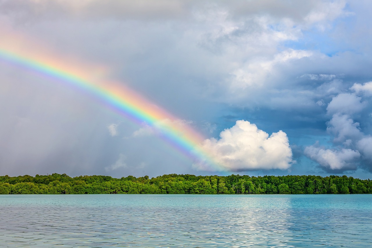Arc en ciel au-dessus de la mer