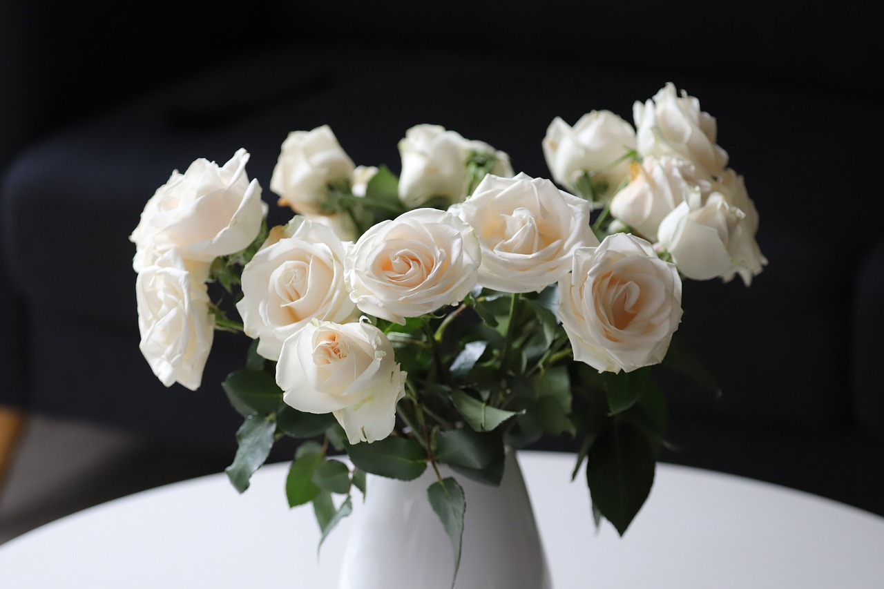 Vase de roses blanches