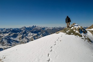 Alpiniste arrivant au sommet
